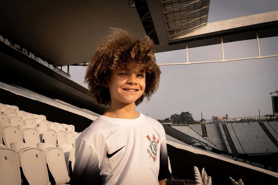 Flora com a camisa do Corinthians