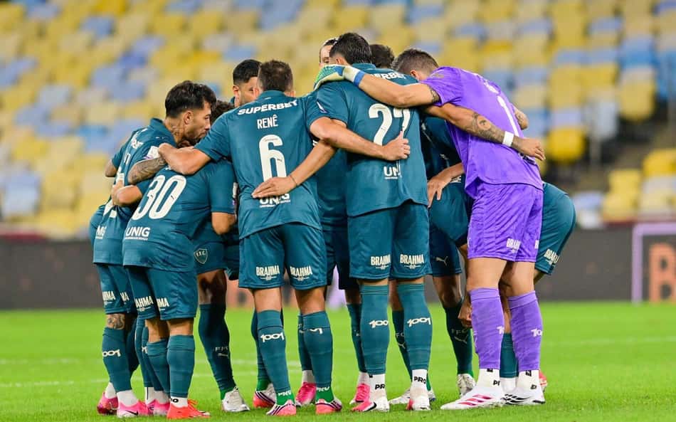 Jogadores do Fluminense se abraçam em roda antes de duelo com o Bahia no Maracanã