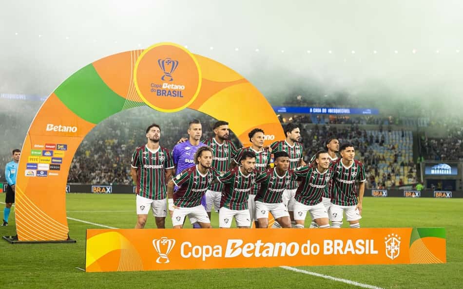 Time do Fluminense perfilado no gramado antes de duelo com o Vasco pela Copa do Brasil