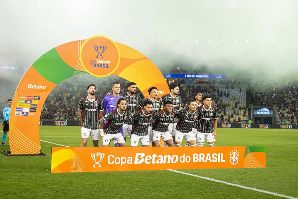 Time do Fluminense perfilado no gramado antes de duelo com o Vasco pela Copa do Brasil