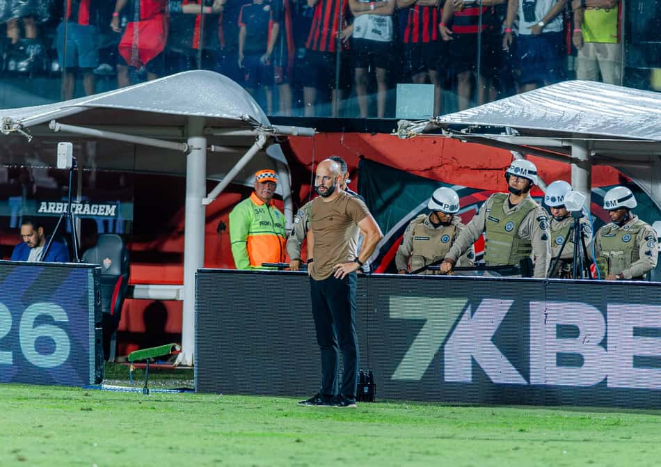 Franclim Carvalho na beira do campo no Barradão, pelo Campeonato Brasileiro