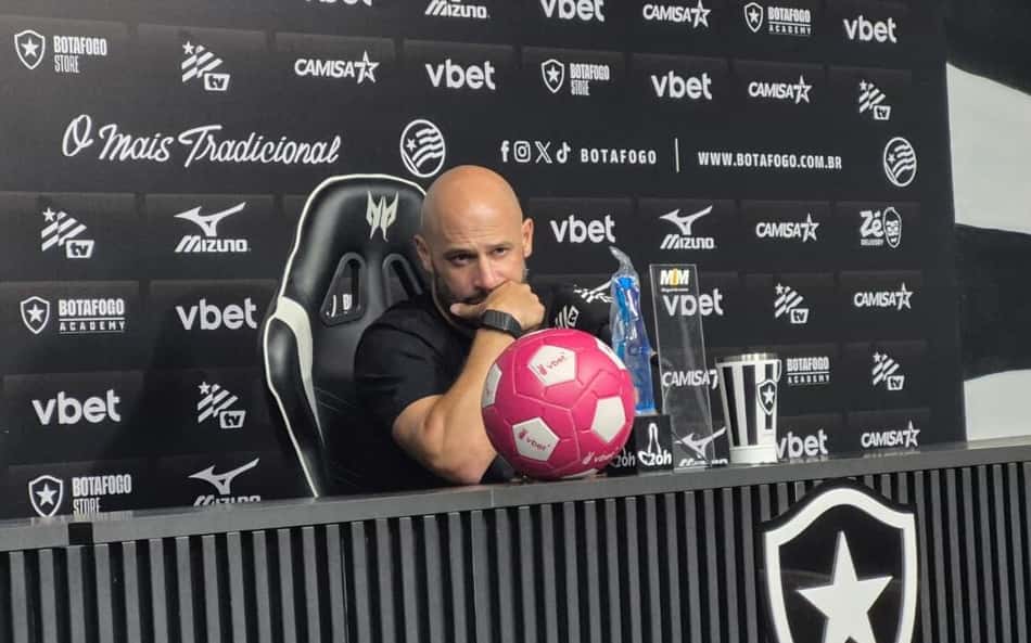 Franclim Carvalho, técnico do Botafogo, em entrevista coletiva
