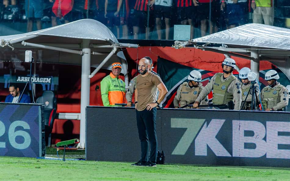 Franclim Carvalho na beira do campo no Barradão, pelo Campeonato Brasileiro