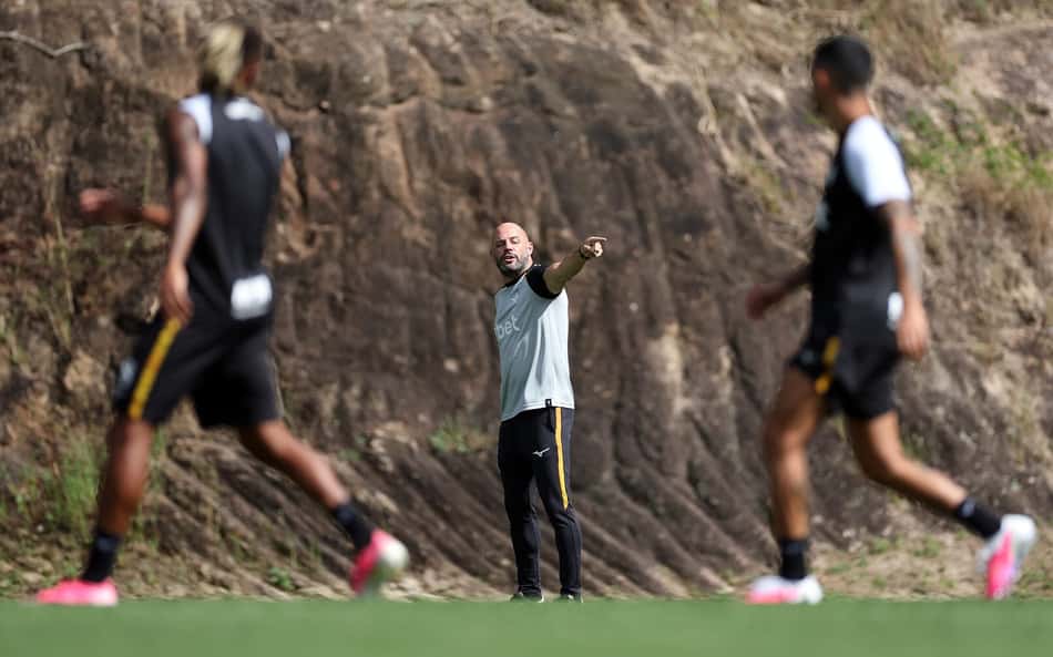 Técnico do Botafogo, Franclim Carvalho orienta equipe no CT Lonier