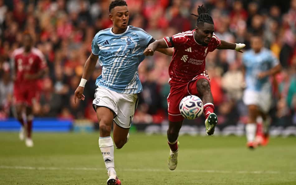 Frimpong e Ndoye disputam bola em Liverpool x Nottingham Forest, pela Premier League