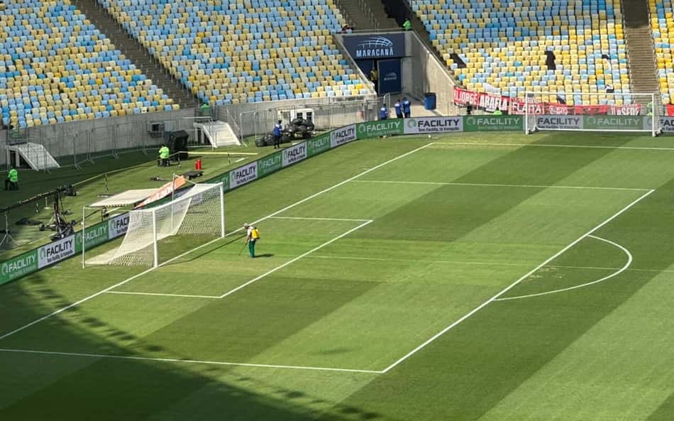 Funcionário cuida do gramadodo Maracanã antés de clássico