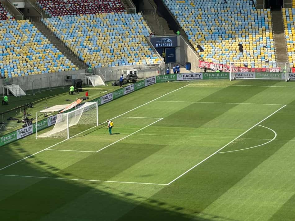 Funcionário cuida do gramadodo Maracanã antés de clássico