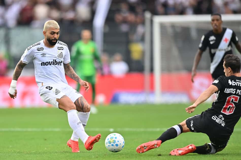 RIO DE JANEIRO, RJ - 16.08.2026: VASCO X SANTOS - Gabriel Barbosa, Gabigol, disputa bola com Lucas Piton durante Vasco da Gama x Santos, partida válida pela 23a rodada do Campeonato Brasileiro 2026, realizada no estádio São Januário, localizado na cidade do Rio de Janeiro (RJ), na tarde deste domingo (16).