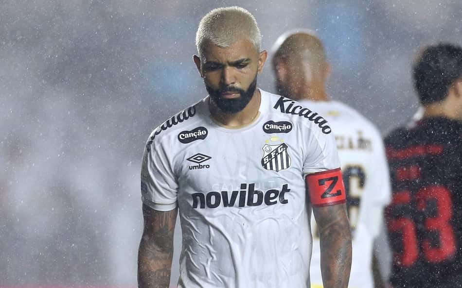 Gabigol, do Santos, cabisbaixo contra o Athletico-PR