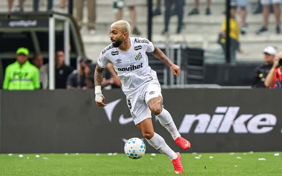 Gabigol abriu o placar para o Santos contra o Vasco, em São Januário