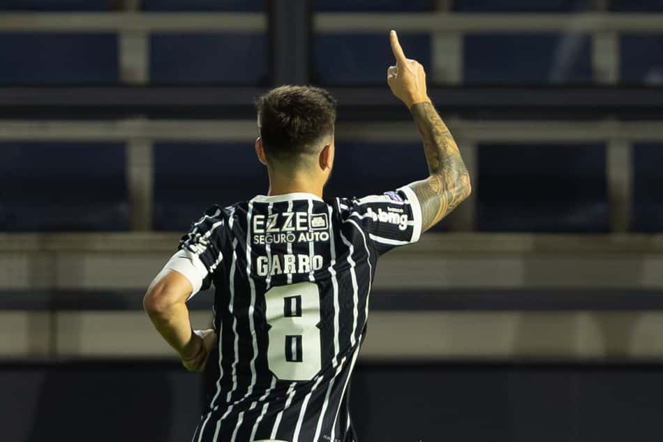 Rodrigo Garro, do Corinthians, comemorando gol com dedo apontado para cima