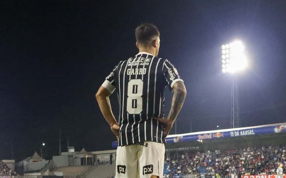 Garro, do Corinthians com as mãos na cintura