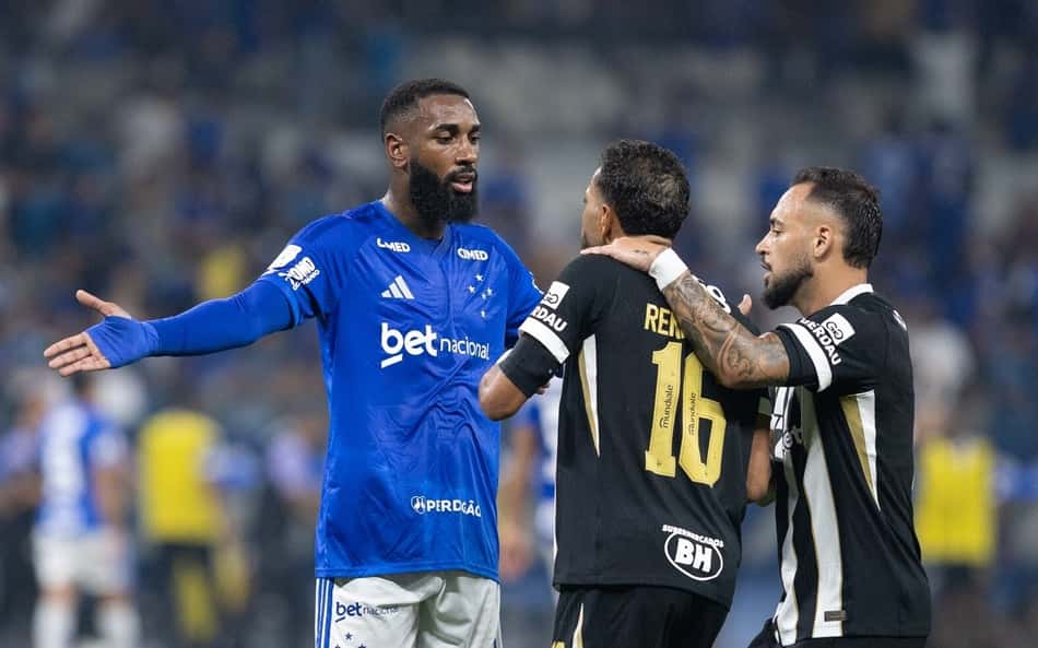 Gerson, do Cruzeiro, de braços abertos, de frente para jogadores do Atlético-MG