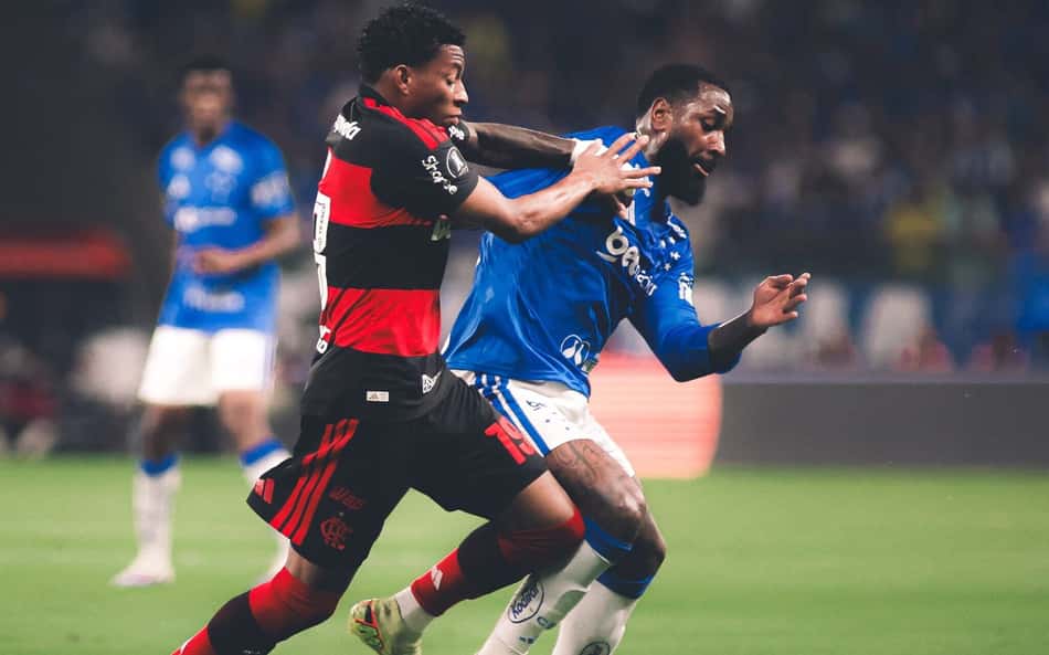 Gerson e Plata em dividida na partida entre Cruzeiro e Flamengo na Libertadoresd
