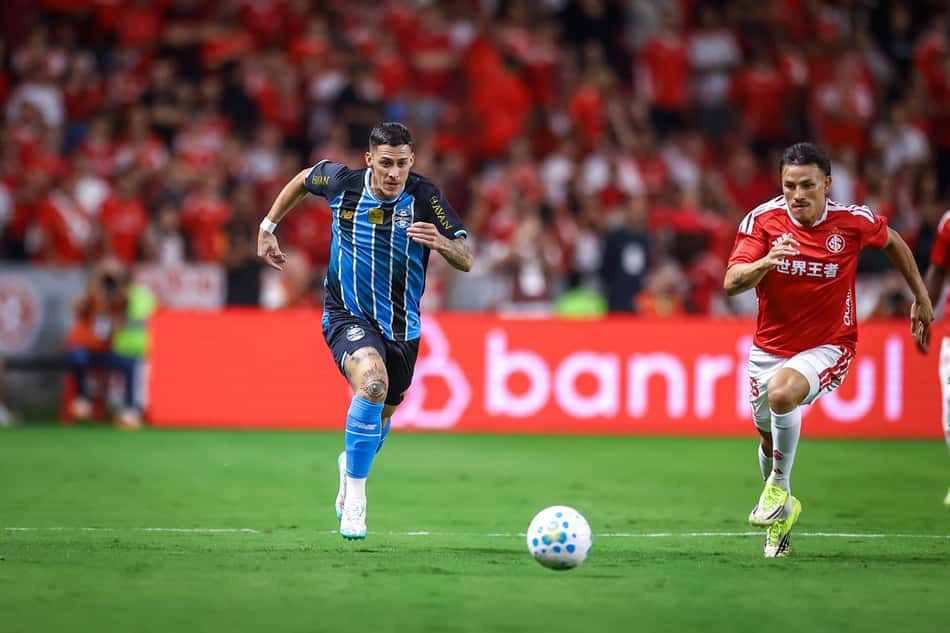 Jogadores do Grêmio e Internacional correndo