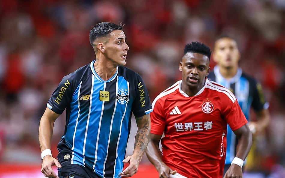 Jogadores de Grêmio e Internacional correndo lado a lado