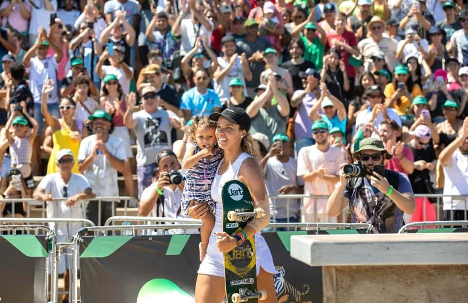 Gabi Mazetto conquista STU de Porto Alegre e celebra vitória com a filha (Foto: Julio Detefon/Divulgação STU)