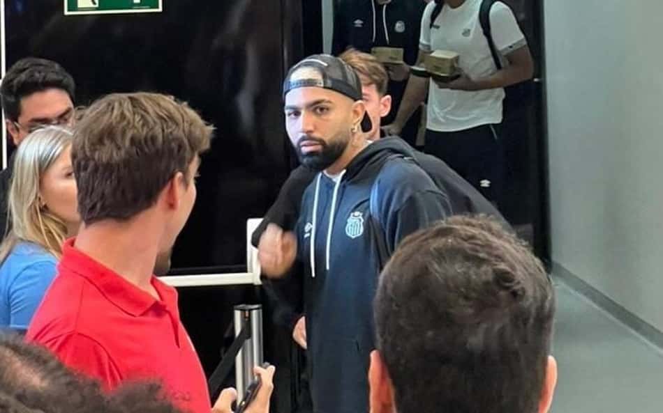 Gabigol durante a zona mista após a vitória contra o Corinthians.