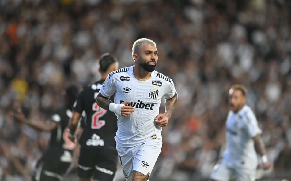 Gabigol comemora gol pelo Santos sobre o Vasco em São Januário