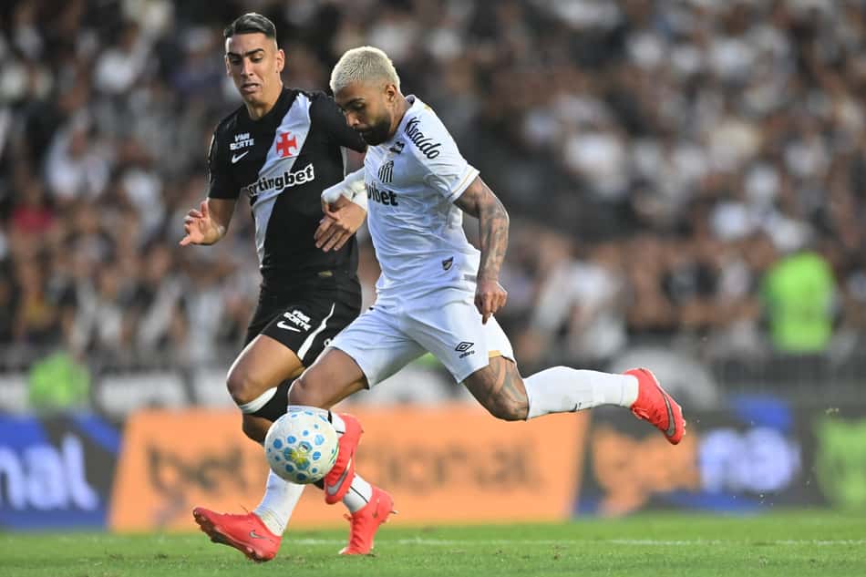 Gabigol finaliza durante duelo entre Vasco e Santos em São Januário