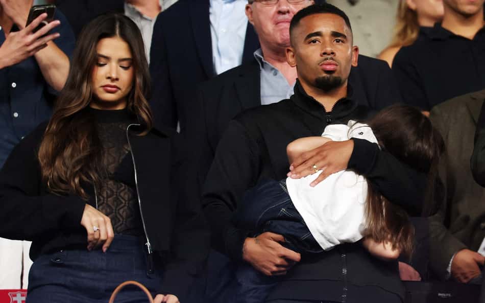 Gabriel Jesus ao lado da esposa segurando a filha