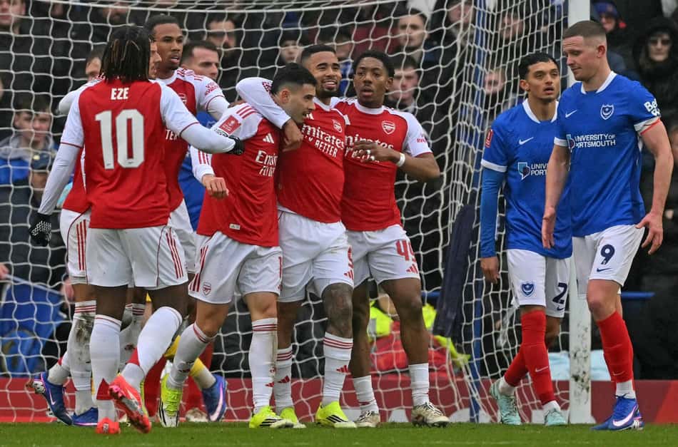 Gabriel Jesus e Martinelli comemoram gol do Arsenal sobre o Portsmouth