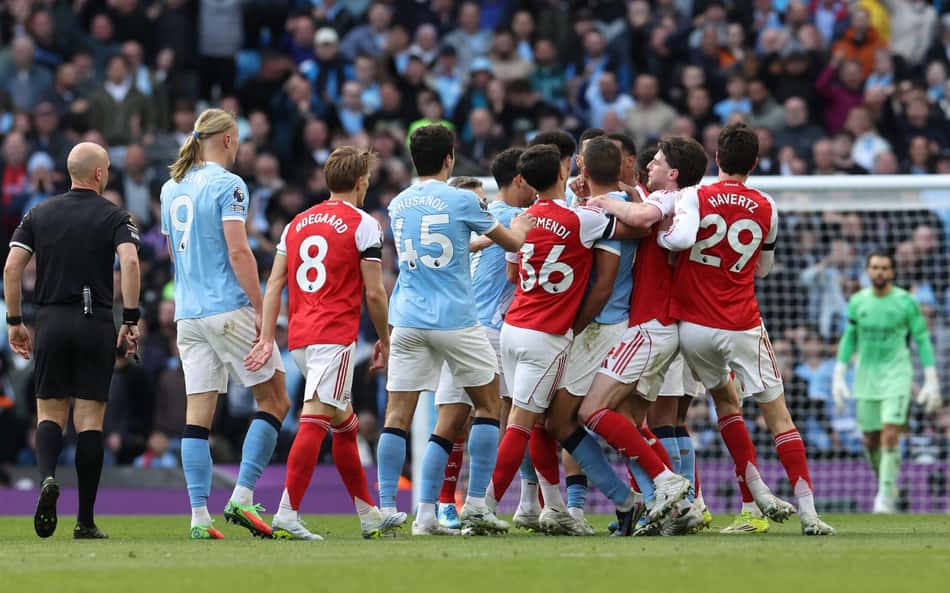 Confusão entre os jogadores de Manchester City e Arsenal na Premier League (Foto: Darren Staples / AFP)