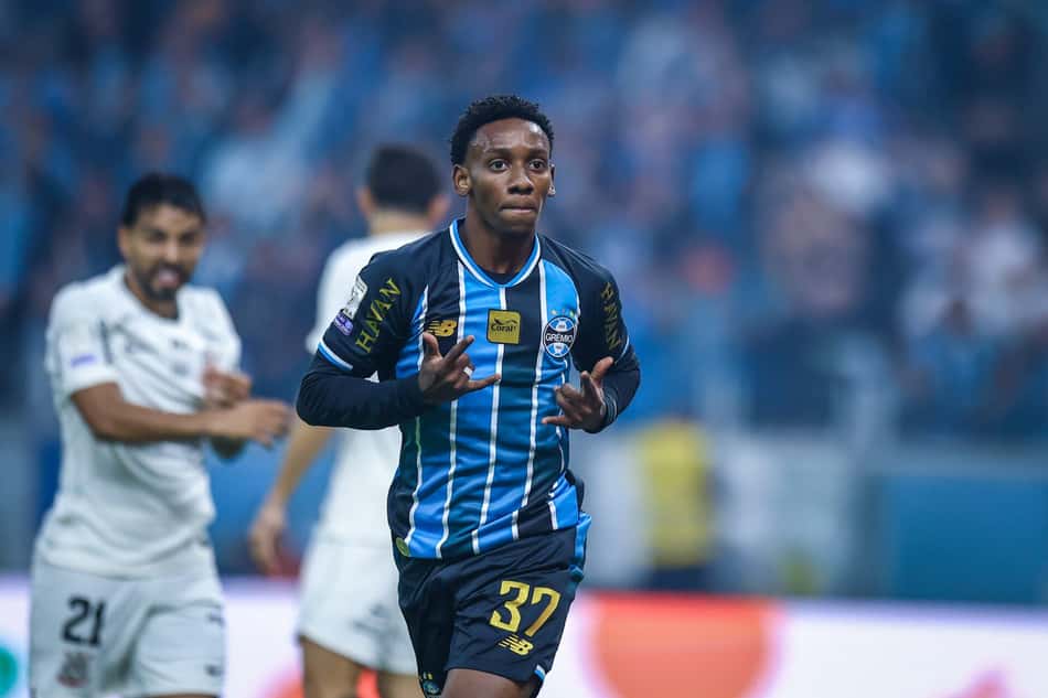 Gabriel Mec comemora gol marcado pelo Grêmio sobre o Corinthians, no Brasileirão