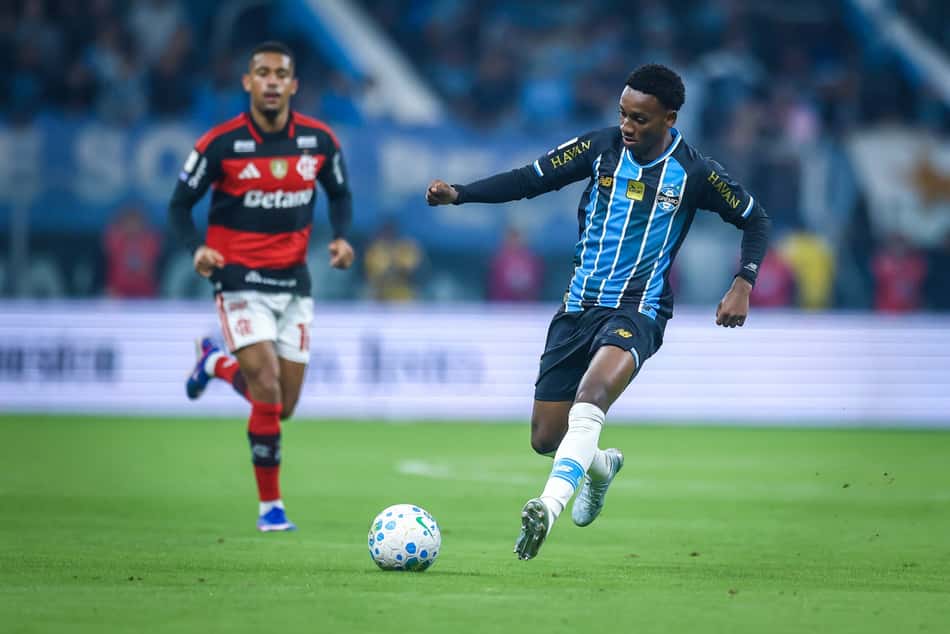 Gabriel Mec em ação pelo Grêmio contra o Flamengo pelo Brasileirão