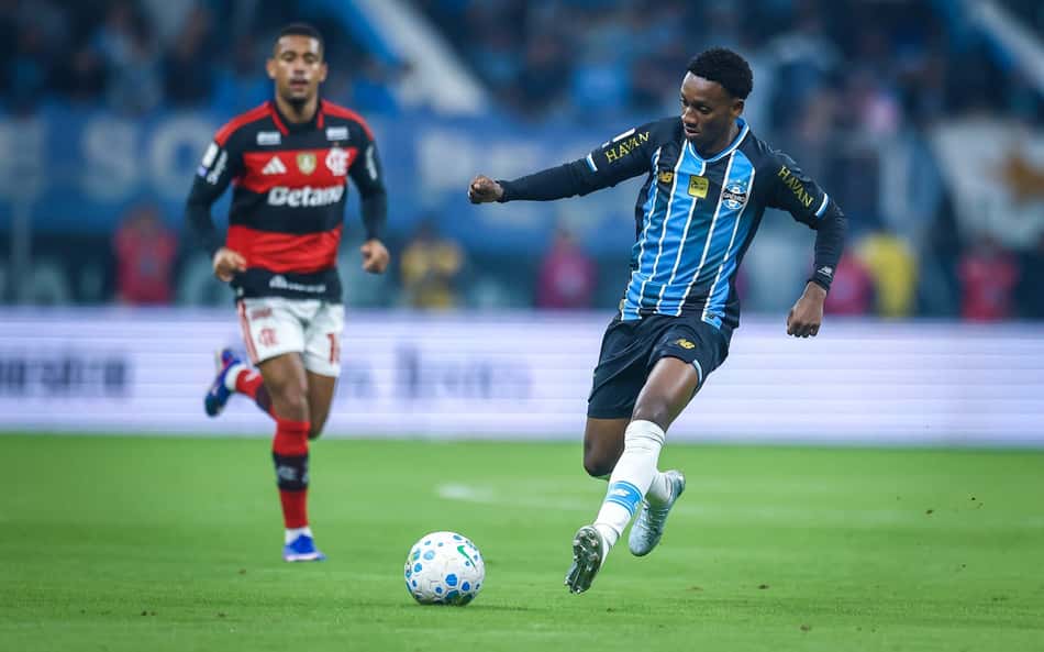 Gabriel Mec em ação pelo Grêmio contra o Flamengo pelo Brasileirão