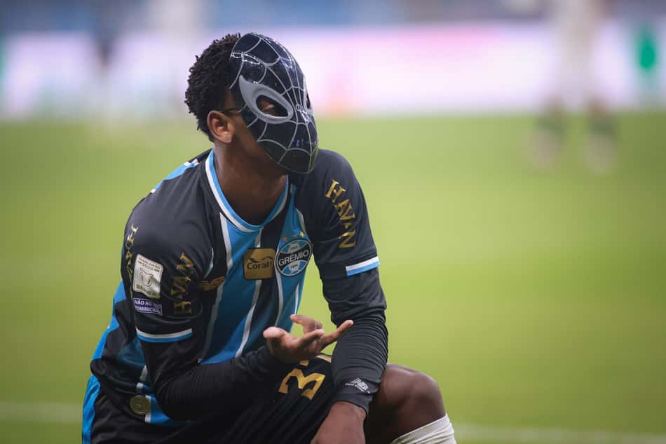 Gabriel Mec veste máscara de homem-aranha em comemoração de gol do Grêmio contra o Corinthians