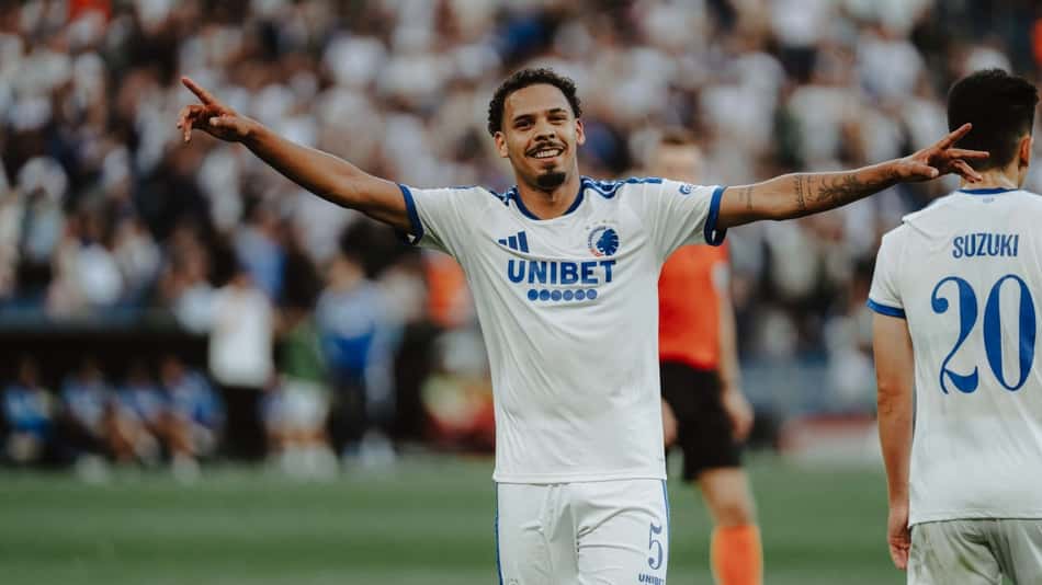 Gabriel Pereira com os braços abertos