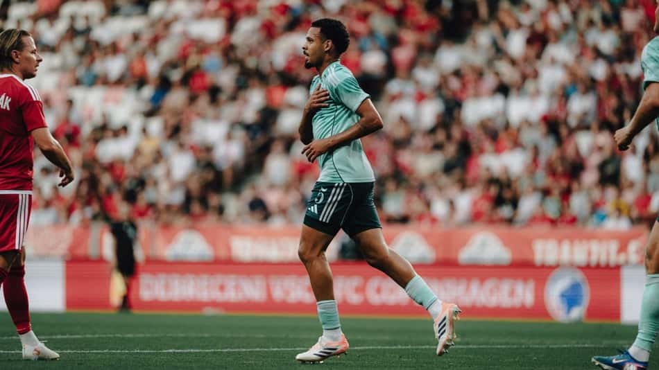 Gabriel Pereira comemorando seu gol pelo Copenhagen com a mão no peito