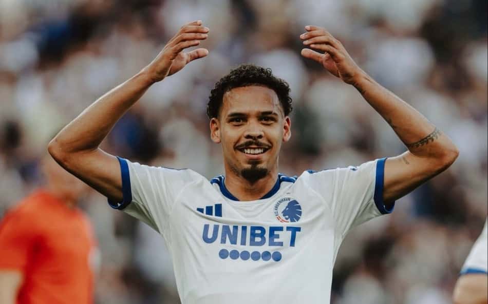 Gabriel Pereira com os braços abertos
