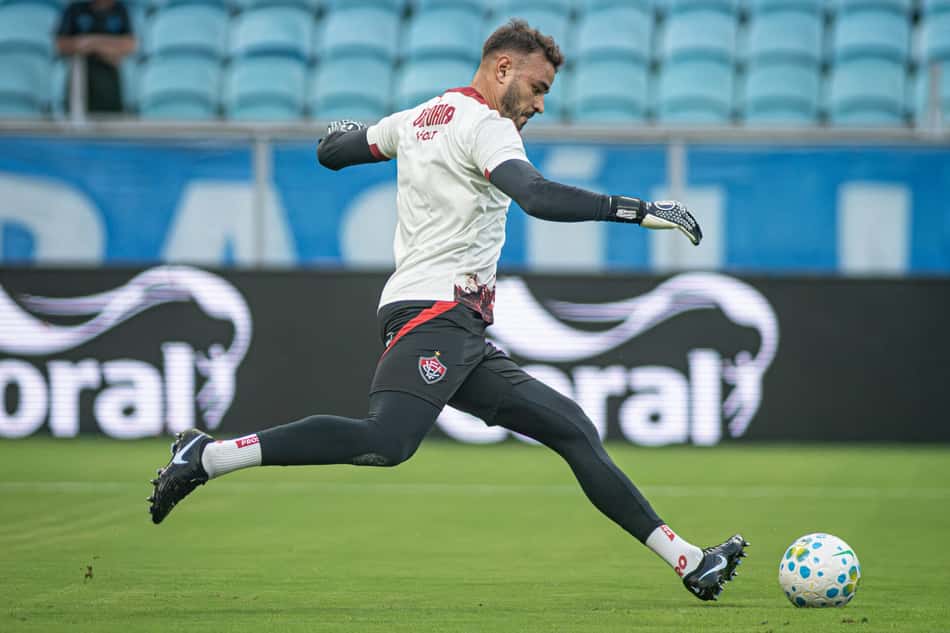 Gabriel Vasconcelos chutando uma bola