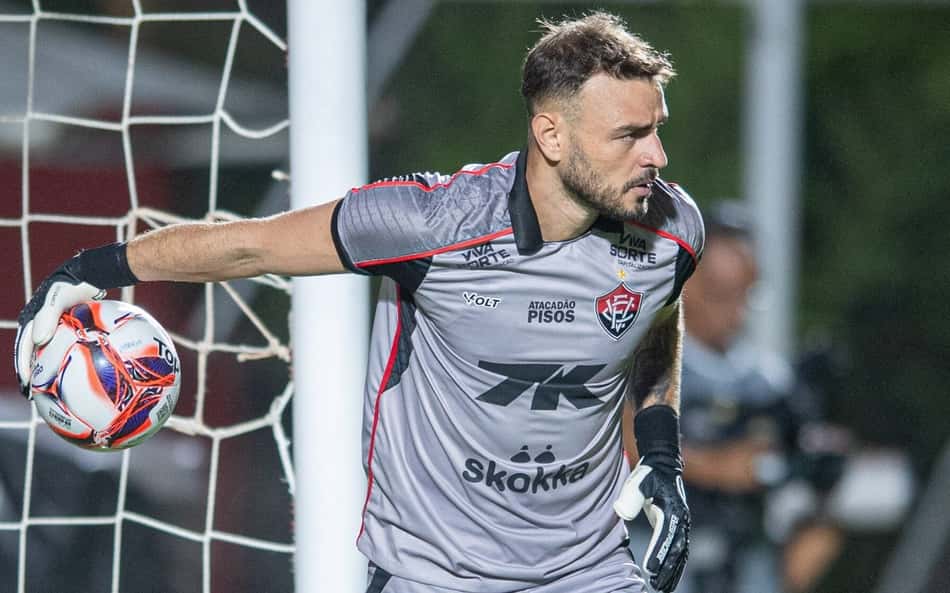 Gabriel Vasconcelos jogando a bola com a mão