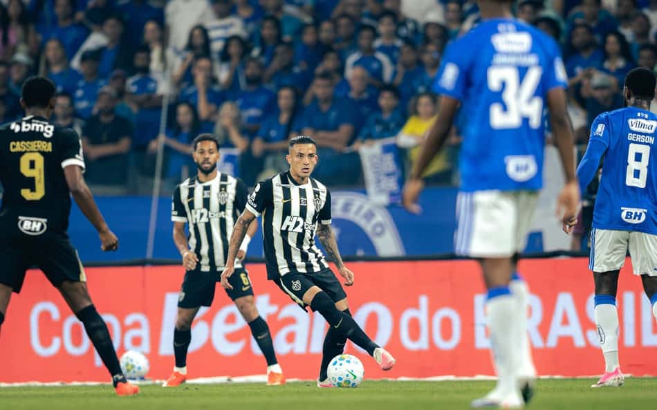 Cruzeiro e Atlético-MG estão se enfrentando nesta terça-feira (25), pelo jogo de ida das quartas de final da Copa do Brasil