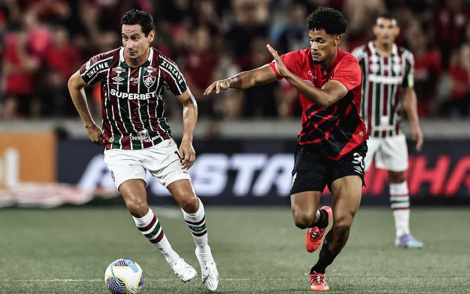 Ganso correndo com a bola