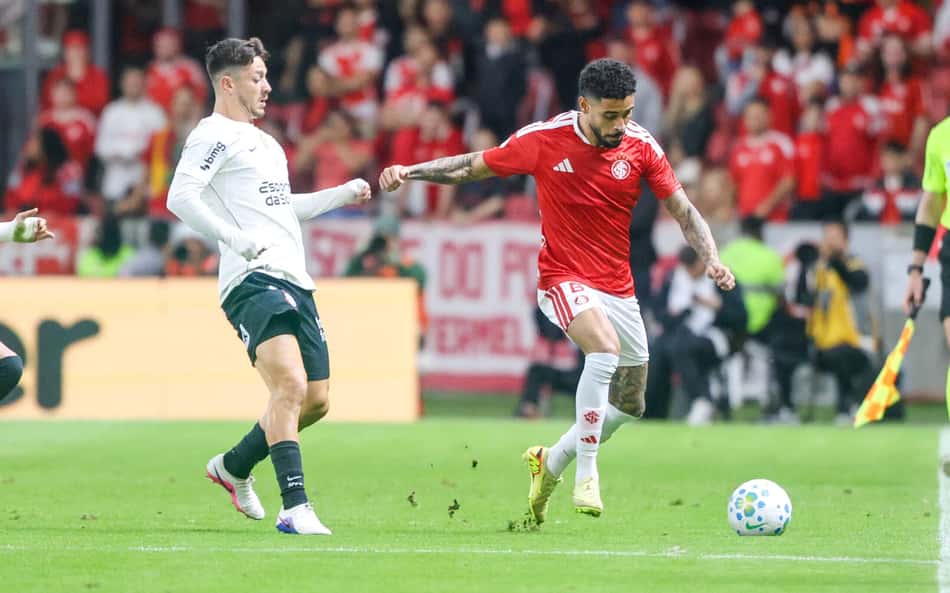Garro tenta interceptar o jogador do Internacional