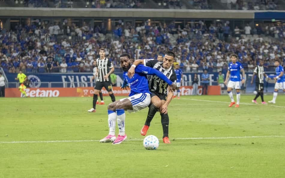 Gerson disputando bola