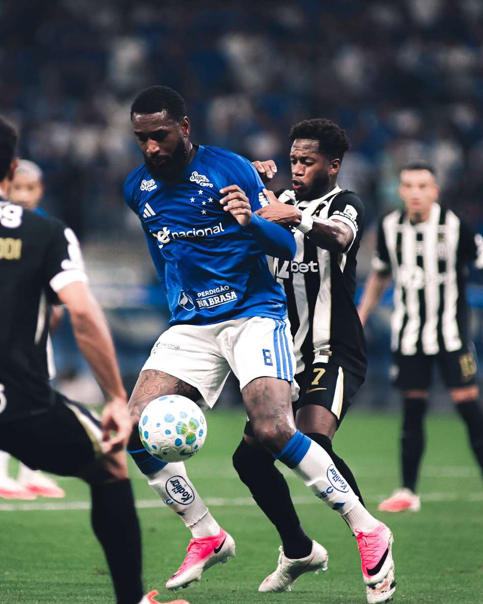 Gerson e Fred em disputa pela posse de bola no clássico entre Cruzeiro e Atlético