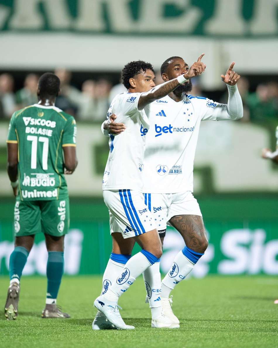 Gerson e Kenji comemoram gol que foi anulado em Chapecoense x Cruzeiro 