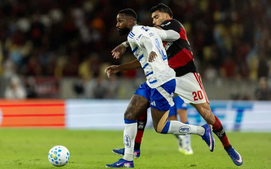 Gerson e Paquetá disputam bola