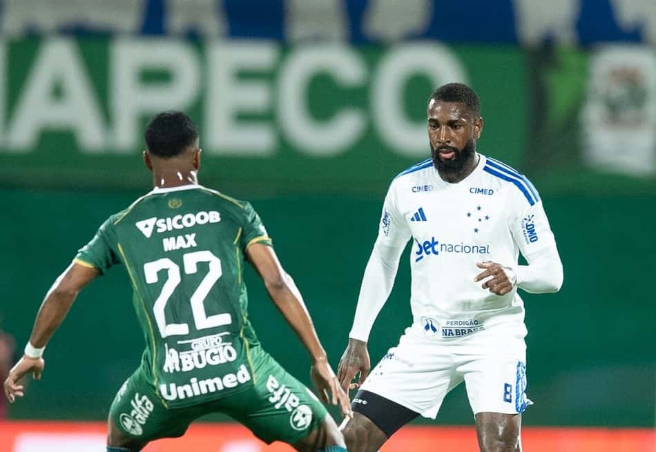 Gerson em ação no duelo entre Cruzeiro e Chapecoense na Arena Condá