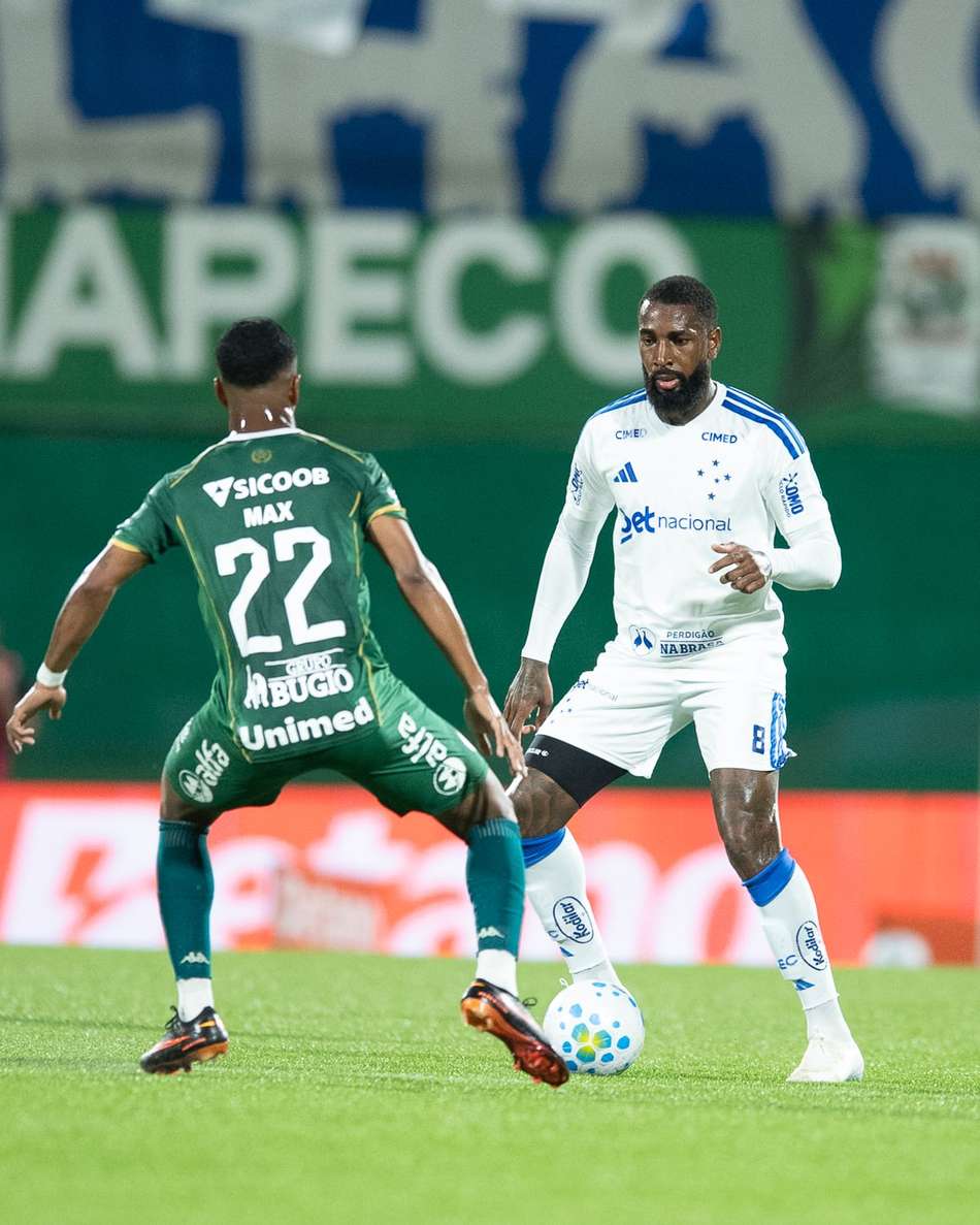 Gerson em ação no duelo entre Cruzeiro e Chapecoense na Arena Condá