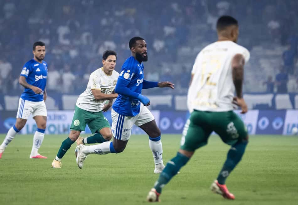 Gerson em ação pelo Cruzeiro no confronto com a Chapecoense