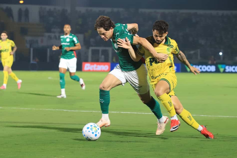 Giay em ação no duelo entre Palmeiras e Mirassol no Maião