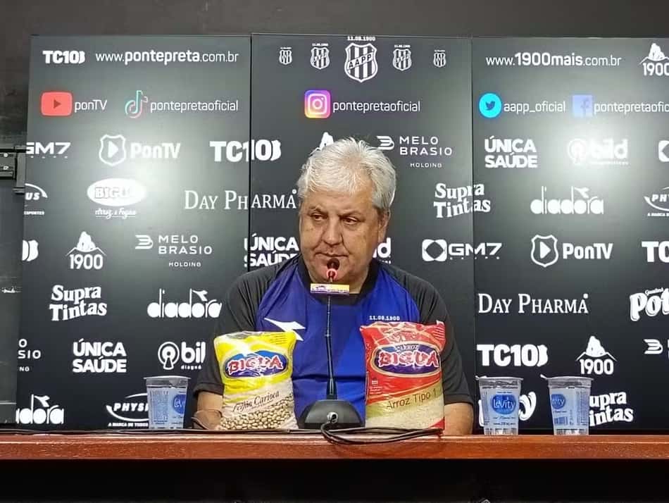 Gilson Kleina durante apresentação na Ponte Preta