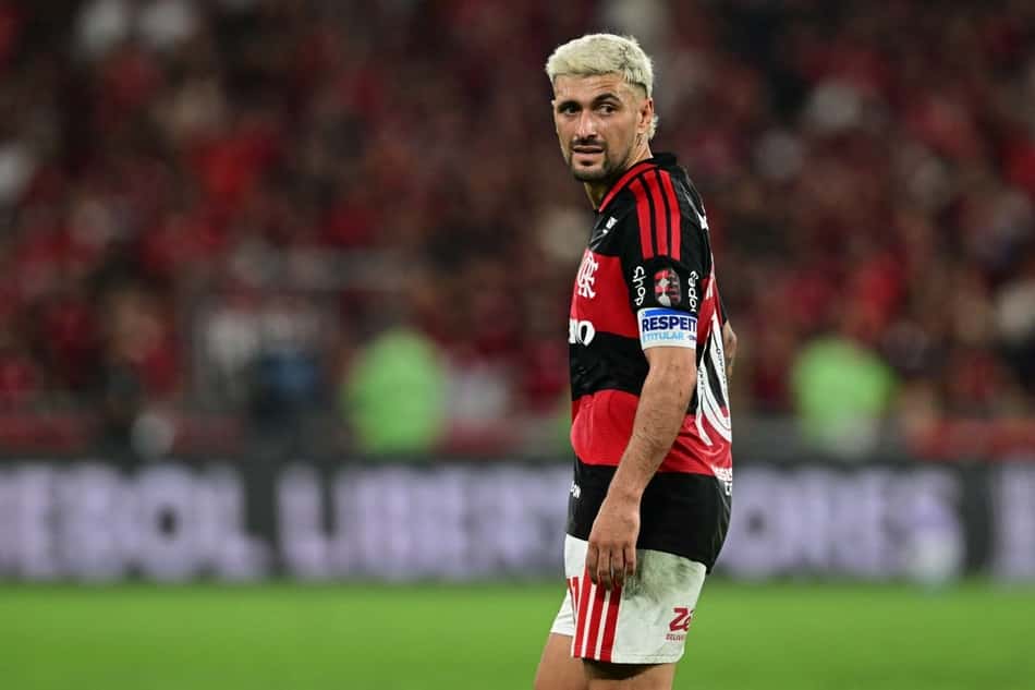 Arrascaeta abre o placar diante do Cruzeiro, no Maracanã