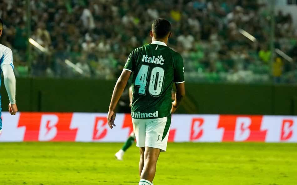 O camisa 40 do Goiás em ação pelo Campeonato Brasileiro Série B